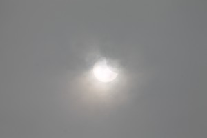 Eclipse partielle de Soleil photo prise à 9h59 : APN Canon EOS 1100D, vitesse obturation 1/500 s, ouverture 8 100 ISO.